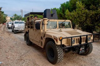 Un vehículo del Ejército libanés acompañado de vehículos de la FINUL en el sur de Líbano