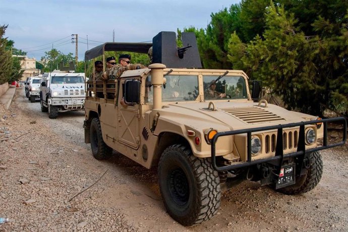 Un vehículo del Ejército libanés acompañado de vehículos de la FINUL en el sur de Líbano