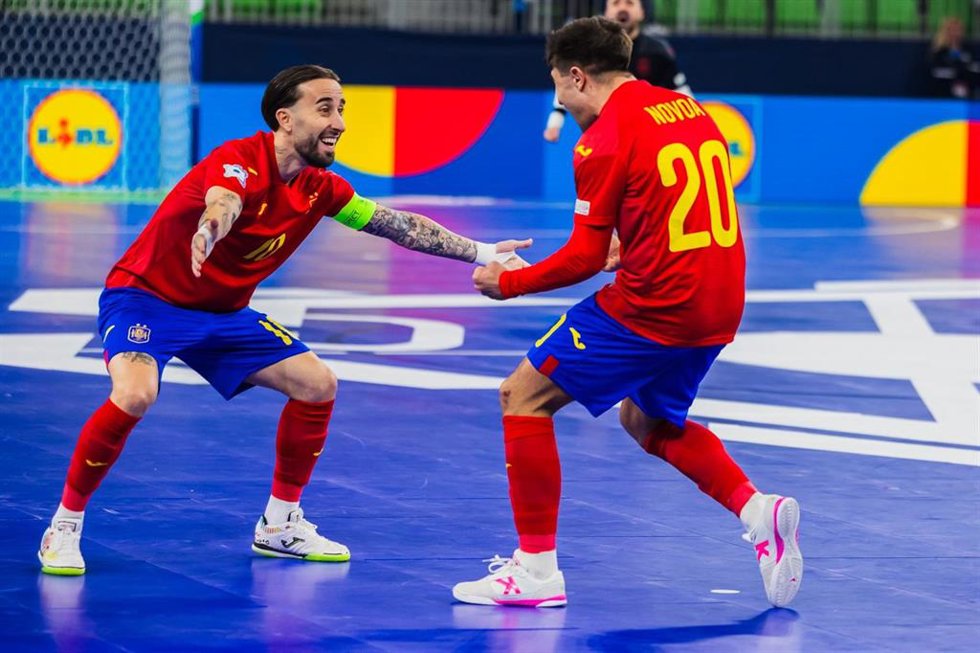 Archivo - Mario Rivillos y David Novoa celebran el 2-0 en el España-Bielorrusia del Europeo de Fútbol Sala 2026