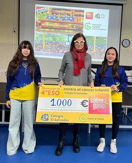 El Salvador entrega un cheque de 1.000 euros de 'Saber y ganar' a la AECC para investigar el cáncer infantil