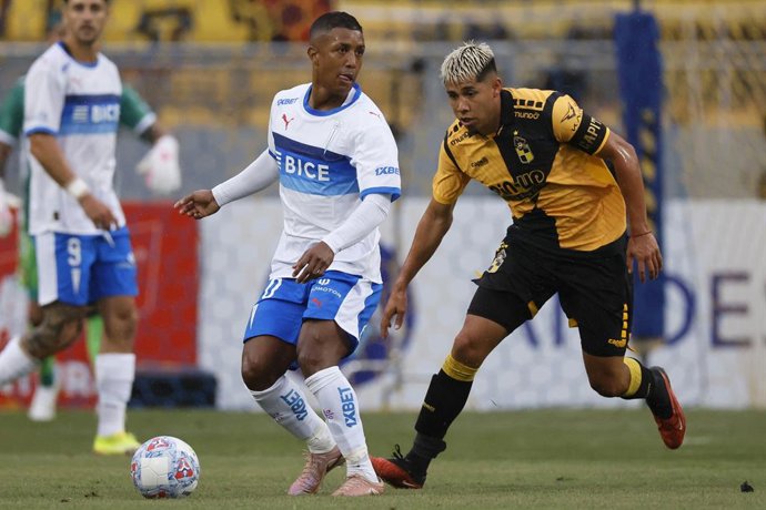 Futbol, Universidad Catolica vs Coquimbo Unido. Final Supercopa 2026. El jugador de Universidad Catolica Jhojan Valencia, izquierda, disputa el balon con Sebastian Galani de Coquimbo Unido durante la final de la Supercopa realizada en el estadio