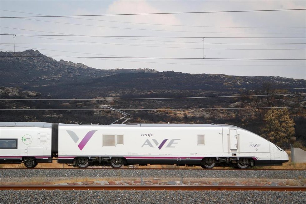 Archivo - Un tren de la línea AVE Madrid-Galicia a su paso por una zona quemada por los incendios, a 21 de agosto de 2025, en A Gudiña, Ourense, Galicia (España). 