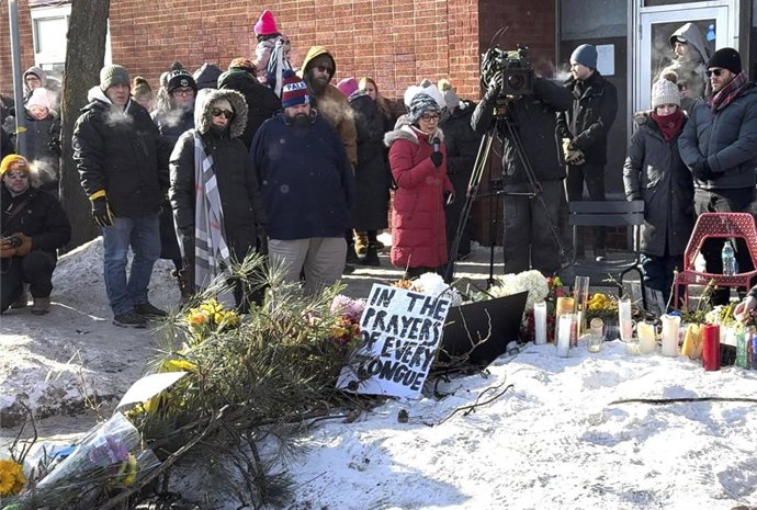 MINNEAPOLIS, Jan. 26, 2026  -- This photo taken on Jan. 25, 2026 with a mobile phone shows people attending a memorial at the site where Alex Jeffrey Pretti was fatally shot by federal law enforcement agents in Minneapolis, Minnesota, the United States. A