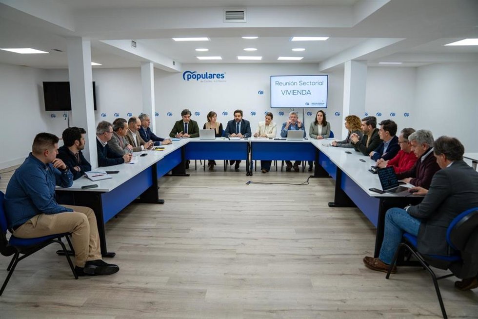 Núñez preside una reunión sectorial de vivienda en Toledo.