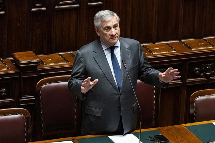 13 de janeiro de 2026, Itália, Roma: O ministro das Relações Exteriores italiano, Antonio Tajani, fala na coletiva do governo sobre os trágicos eventos em Crans-Montana, durante a sessão da Câmara dos Deputados em Roma. Foto: Mauro Scrobogna/LaPresse via 