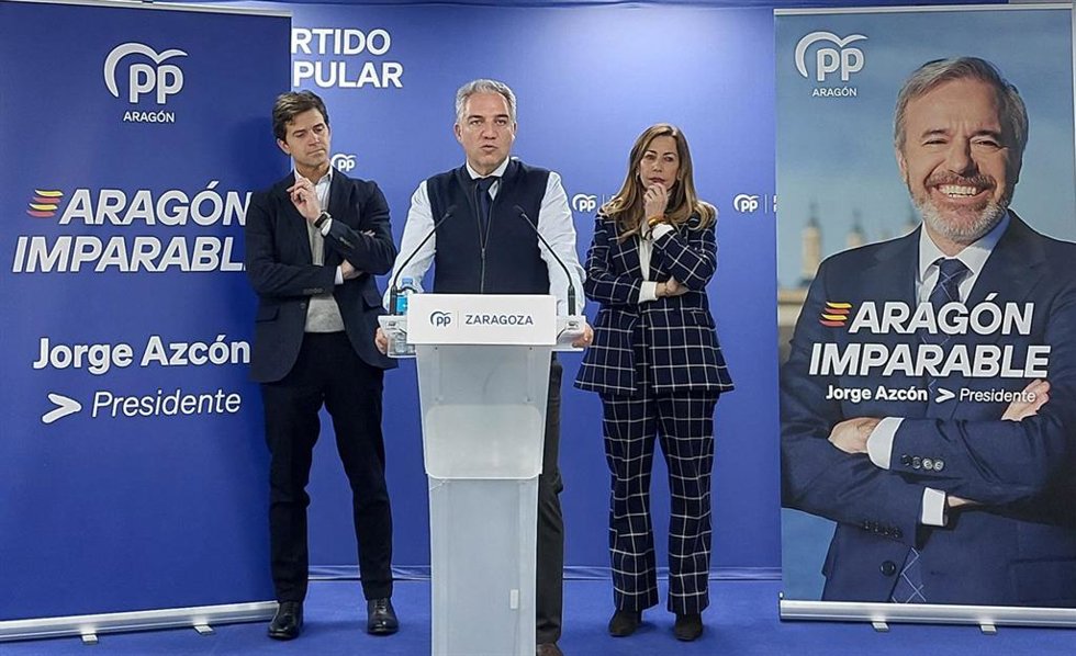 El vicesecretario de Coordinación Autonómica y Local y Análisis Electoral del PP, Elías Bendodo, junto al presidente del PP Zaragoza, Ramón Celma, y la alcaldesa de la capital aragonesa, Natalia Chueca.