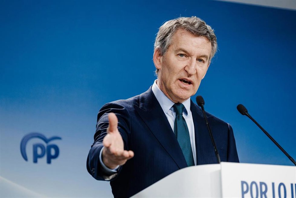 El presidente del Partido Popular, Alberto Núñez Feijóo, durante una rueda de prensa, en la sede del PP