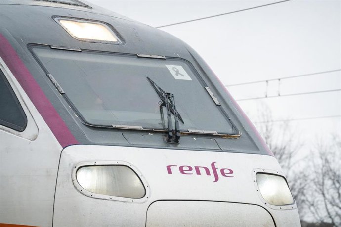 Imágenes de un tren de Renfe, con un cartel con crespón negro por las víctimas en accidente ferroviario, a su paso por las vías cerca de Almodóvar del Río, a 26 de enero de 2026 en Córdoba (Andalucía, España).