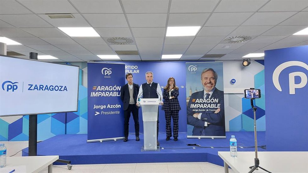 El vicesecretario de Coordinación Autonómica y Local y Análisis Electoral del PP, Elías Bendodo, junto al presidente provincial del PP, Ramón Celma, y la alcaldesa de Zaragoza, Natalia Chueca.