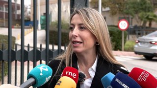 Archivo - La presidenta de la Junta de Extremadura y candidata del PP a las elecciones autonómicas, María Guardiola, atiende a los medios en Cáceres antes de visitar las instalaciones del futuro Centro ELA
