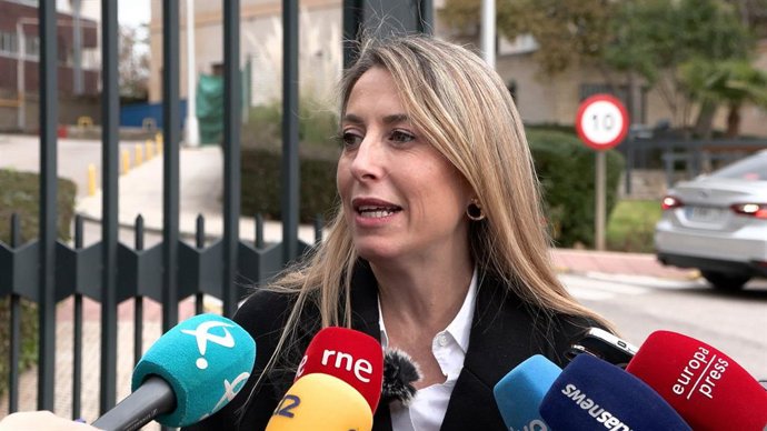 Archivo - La presidenta de la Junta de Extremadura y candidata del PP a las elecciones autonómicas, María Guardiola, atiende a los medios en Cáceres antes de visitar las instalaciones del futuro Centro ELA