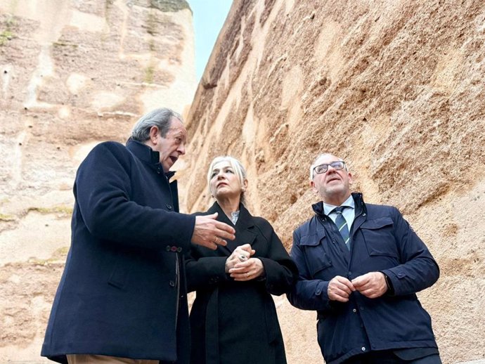 La consejera de Cultura y Deporte, Patricia del Pozo, durante su visita a la rehabilitación del recinto murado de Andújar.
