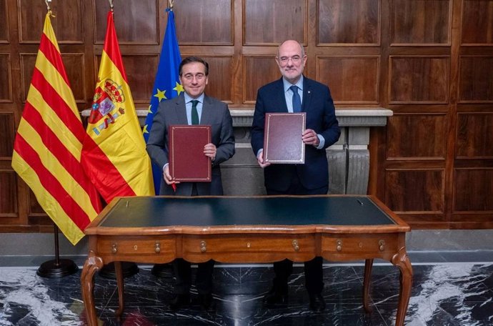 Albares i Duch després de signar els convenis a Madrid