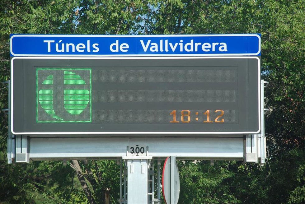 Imagen de archivo - Señal de acceso a la autopista de peaje de los Túneles de Vallvidrera, entre Sant Cugat del Valls y Barcelona. 