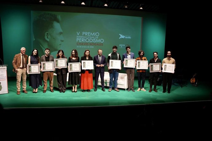 Fotos de familia de los premiados del V Premio Internacional de Periodismo 'Manuel Chaves Nogales'. 