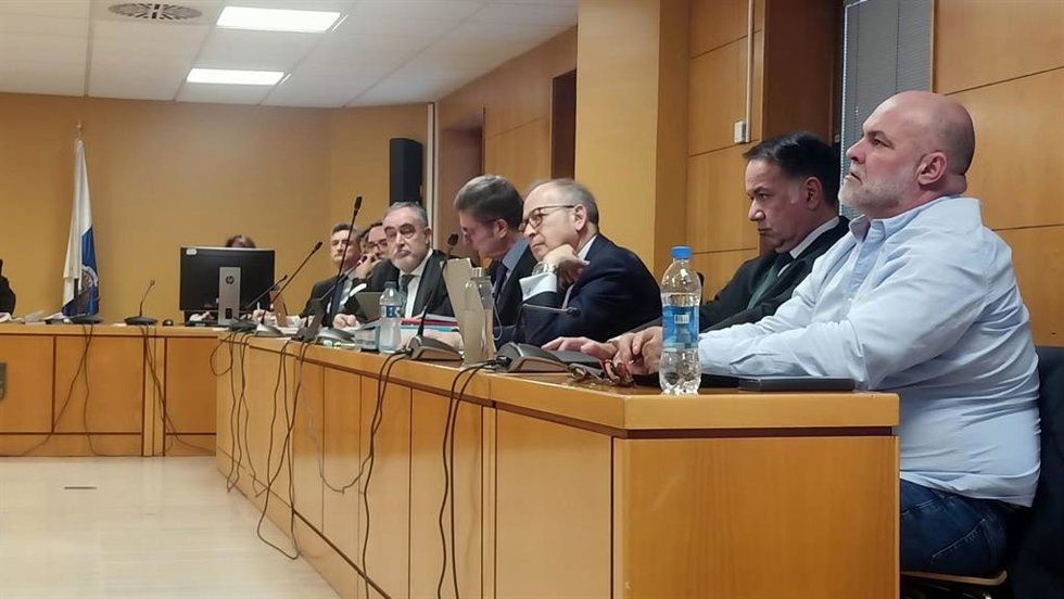 Abogados y acusados en el juicio del 'caso mediador' con el general Espinosa sentado el tercero por la derecha