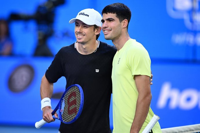 15 de janeiro de 2026, Austrália, Melbourne: O tenista espanhol Carlos Alcaraz (à direita) e o australiano Alex de Minaur posam para uma foto antes de uma partida de tênis beneficente, antes do torneio Australian Open, no Melbourne Park. Foto: Joel Carret