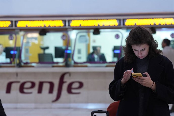 Una persona espera en la Estación de Sants este lunes.