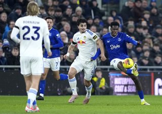 26 January 2026, United Kingdom, Liverpool: Leeds United's Pascal Struijk and Everton's Thierno Barry battle for the ball during the English Premier League soccer match between Everton and Leeds United at Hill Dickinson Stadium. Photo: Peter Byrne/PA Wire