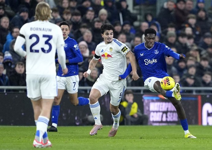 26 January 2026, United Kingdom, Liverpool: Leeds United's Pascal Struijk and Everton's Thierno Barry battle for the ball during the English Premier League soccer match between Everton and Leeds United at Hill Dickinson Stadium. Photo: Peter Byrne/PA Wire