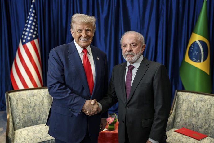 Archivo - Arquivo - 26 de outubro de 2025, Kuala Lumpur, Malásia: O presidente dos Estados Unidos, Donald Trump, à esquerda, aperta a mão do presidente brasileiro Luiz Inácio Lula da Silva, à direita, antes do início de uma reunião bilateral à margem da C