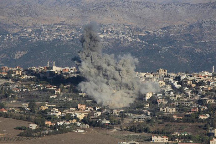 Archivo - Columnas de humo fruto de ataques israelíes contra Kfar Reman, en el sur de Líbano