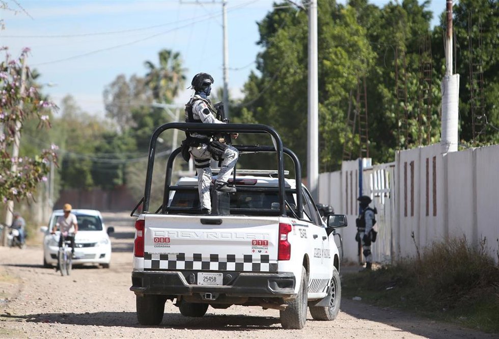 Agentes de seguridad patrullan cerca de la escena de un tiroteo en Salamanca, en el centro de México