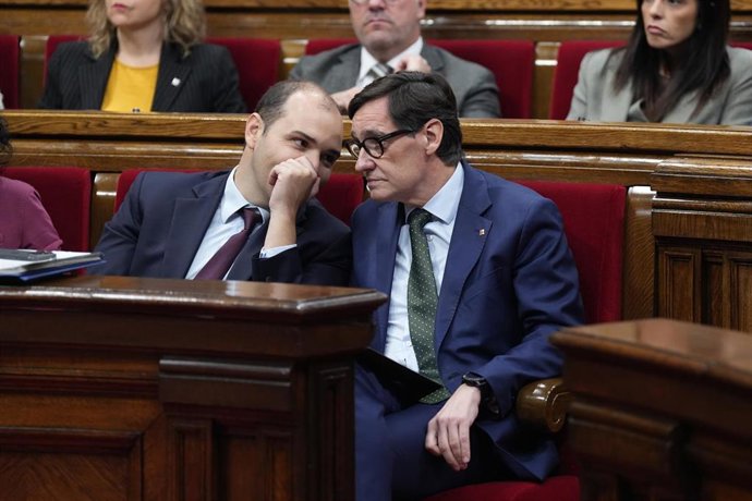 Archivo - El conseller de la Presidencia de la Generalitat, Albert Dalmau y el president de la Generalitat, Salvador Illa, durante un pleno en el Parlament de Catalunya, a 22 de octubre de 2025