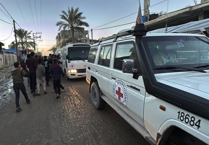 Archivo - Un convoy del Comité Internacional de Cruz Roja traslada a un grupo de palestinos excarcelados por las autoridades israelíes a la Franja de Gaza