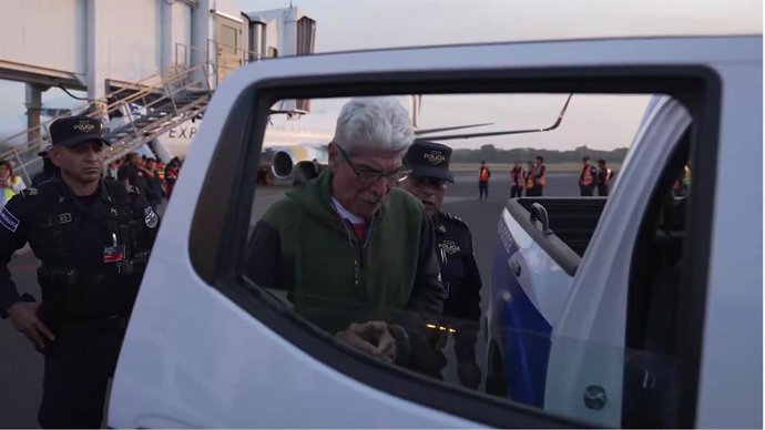 O ex-candidato presidencial salvadorenho Norman Quijano após seu traslado e entrega às autoridades de El Salvador, onde foi condenado a mais de 13 anos de prisão.