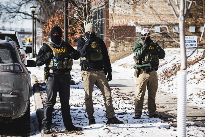 January 26, 2026, St. Paul, Minnesota, USA: ICE - IMMIGRATION AND CUSTOMS ENFORCEMENT agents knock on doors as part of the OPERATION METRO SURGE immigration crackdown in St. Paul, Minnesota.