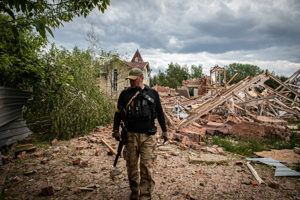 Un soldado ucraniano camina sobre las ruinas de un edificio bombardeado en la región de Donetsk. 