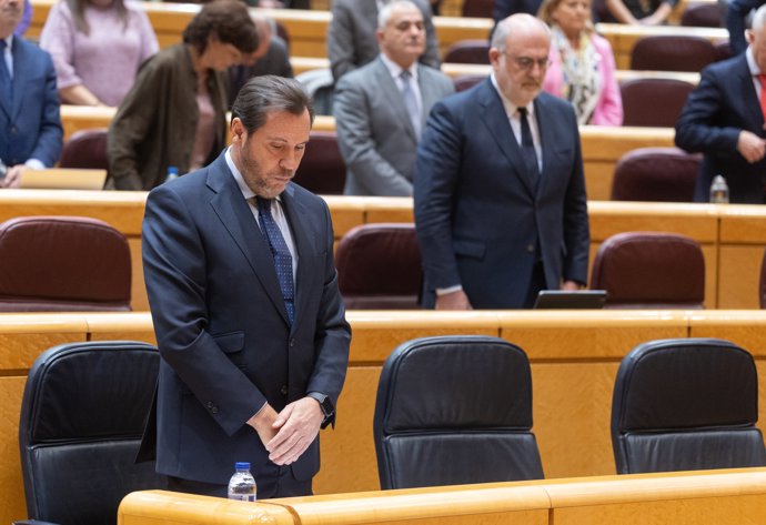 El  ministro de Transportes y Movilidad Sostenible, Óscar Puente, durante el minuto de silencio por las víctimas de los accidentes de Adamuz y Gelida antes de comparecer para dar cuenta del caos ferroviario, en el Senado,  a 29 de enero de 2026, en 