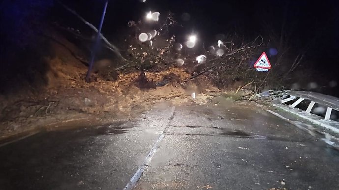 Imagen del desprendimiento en la SC-P-15 que ha cortado la vía