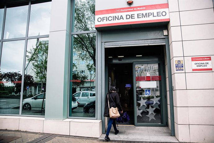 Archivo - Una mujer entra a la Oficina de Empleo de Méndez Álvaro, el mismo día en que han anunciado una subida del paro en 70.900 personas entre enero y marzo de 2022, a 28 de abril de 2022, en Madrid (España). Este aumento de parados supone casi un 2,3%