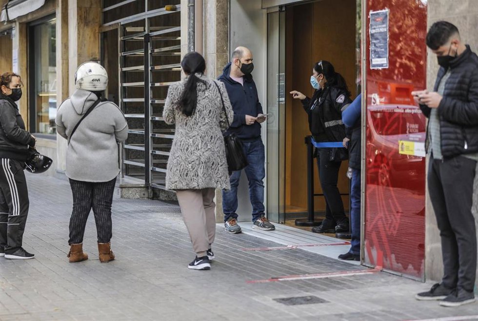 Archivo - Varias personas con cita previa esperan para entrar en una oficina del SEPE (antiguo INEM), en Valencia, Comunidad Valenciana (España)