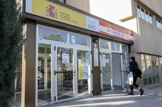 Archivo - Una joven entrando en una oficina de empleo  