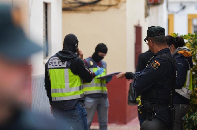 Archivo - Agentes de la Policía participan en una operación contra el tráfico de estupefacientes y armas en una imagen de archivo.