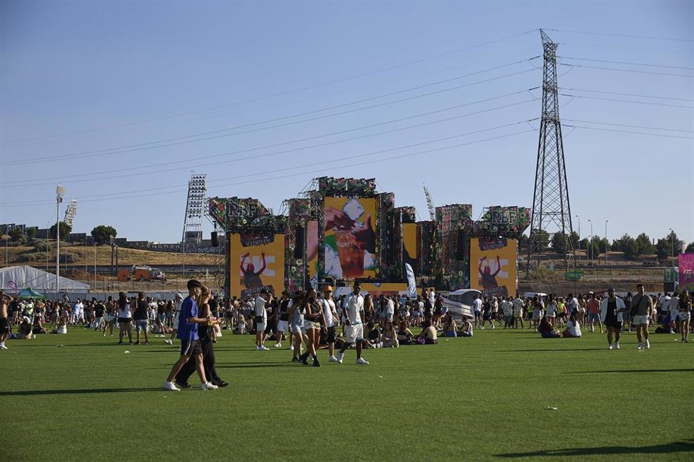 Archivo - Varias personas durante el Reggaeton Beach Festival de Madrid, en el espacio Iberdrola Music, a 19 de julio de 2025, en Madrid (España).