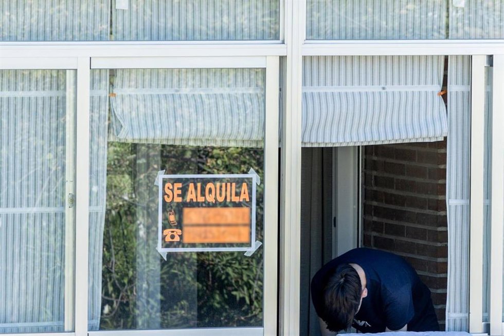 Archivo - (Foto de ARCHIVO) Un cartel que anuncia que se alquila una vivienda