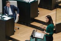 Almeida pregunta a Maestre si es "una dramática moderna que está gentrificando" Carabanchel: "Es usted un fondo buitre"