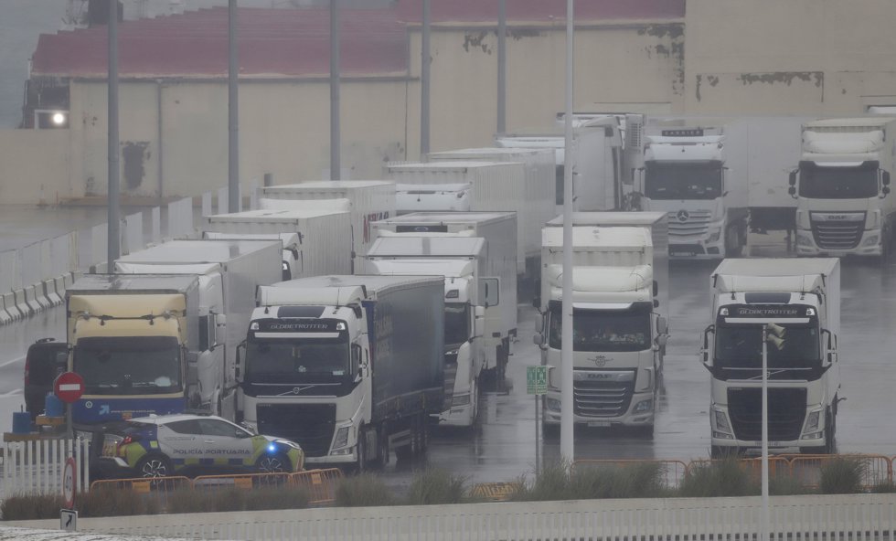 Camiones aparcados en el puerto de Algeciras a la espera de que se reanuden las conexiones marítimas