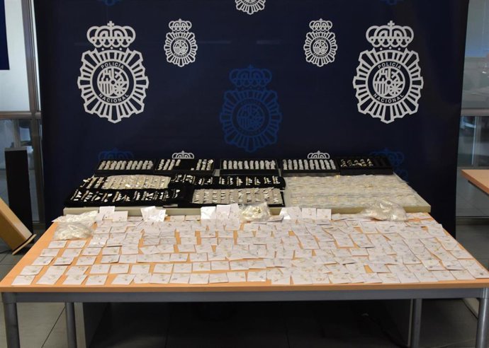 Muestrarios de joyas incautadas en una detención de un hombre en Alcorcón