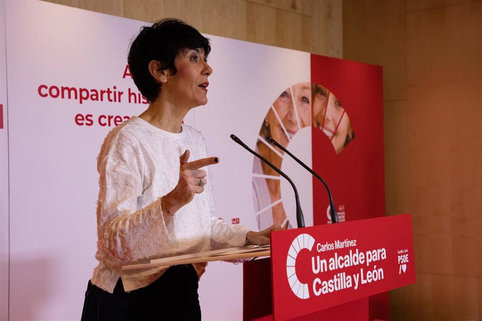 La ministra de Inclusión, Seguridad Social y Migraciones, Elma Saiz (d), inaugura la Conferencia Sectorial Intergeneracional, a 23 de enero de 2026, en Ávila, Castilla y León (España). Se han programado dos mesas de trabajo tituladas 'Soledades conectad