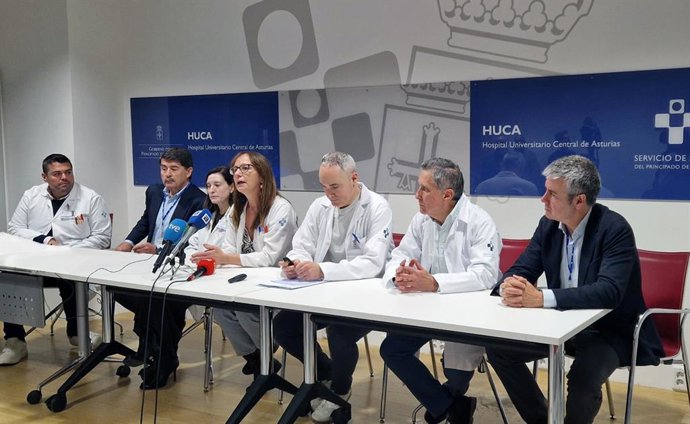 La subdirectora del HUCA, Patricia Barrio presenta la estrategia de trasplantes acompañada por jefes de servicio y del coordinador de trasplantes, Iván Astola.