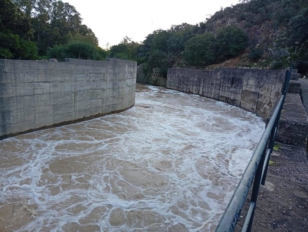 Desembalse de agua en el pantano de Guadarranque, en Castellar de la Frontera (Cádiz)