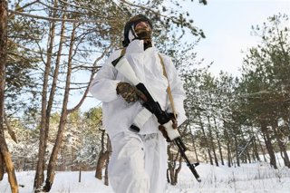 Un militar del Ejército de Rusia en la provincia ucraniana de Jersón, parcialmente ocupada en el marco de la invasión de Ucrania, lanzada en febrero de 2022 (archivo)