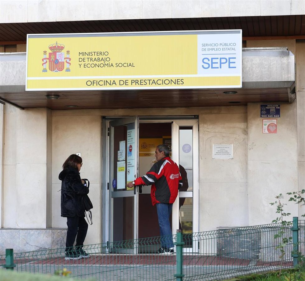 Archivo - Un hombre pasa a una oficina del SEPE, a 3 de diciembre de 2024, en Madrid (España).  El número de parados registrados en las oficinas de los servicios públicos de empleo (antiguo Inem) en la Comunidad de Madrid bajó un 1,52% en noviembre, con