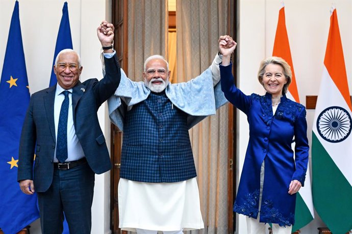 O presidente do Conselho Europeu, António Costa; o primeiro-ministro da Índia, Narendra Modi; e a presidente da Comissão Europeia, Ursula von der Leyen, após anunciarem um acordo de livre comércio entre a UE e a Índia.
