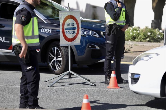 Archivo - Varios agentes de la Policía Nacional durante un control policial en el Puente de Hendaya